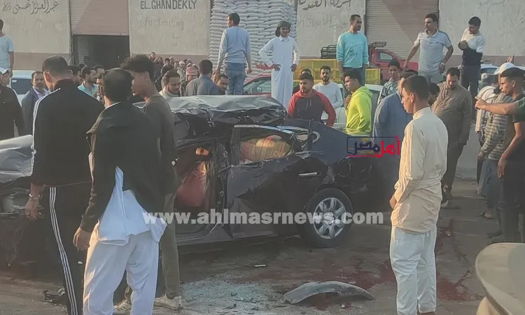 مصرع وإصابة 4 شباب جراء تصادم سيارتين في أبو المطامير