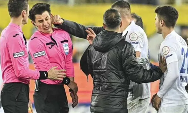 من هو خليل أوموت حكم مباراة الأهلي والزمالك في السوبر المصري؟