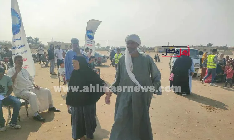 زوجان مسنان يصطحبان بعضهما للتصويت في انتخابات النواب بالفيوم