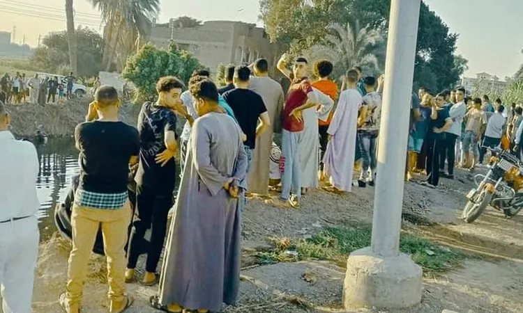 إصابة شخص وحفيديه الصغيرين بانقلاب سيارة ملاكي بمصرف ببنى سويف