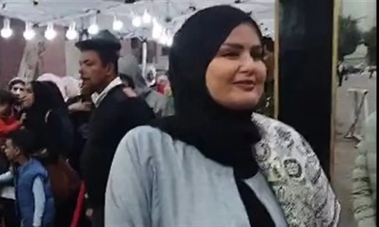 إطلالة صعيدية مفاجئة لسما المصري داخل لجنتها الانتخابية.. صور