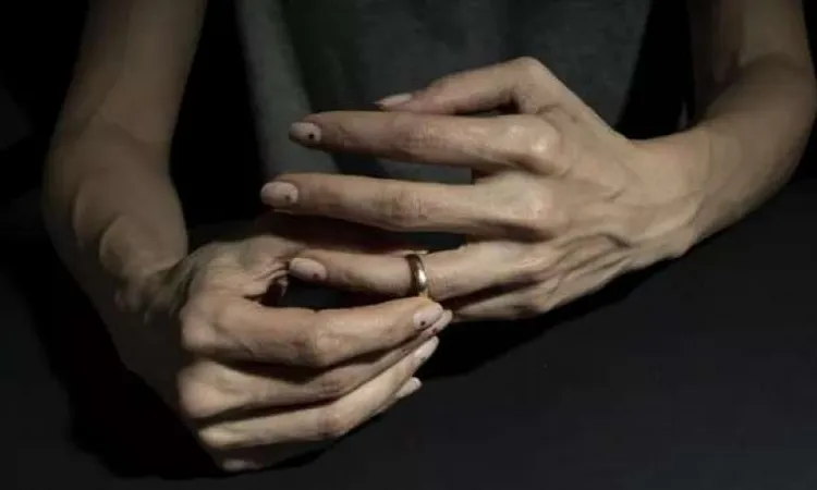 “أزهري”: الطلاق عبر السوشيال ميديا أو في رسالة “واتس آب” يعتبر صحيحًا ويقع