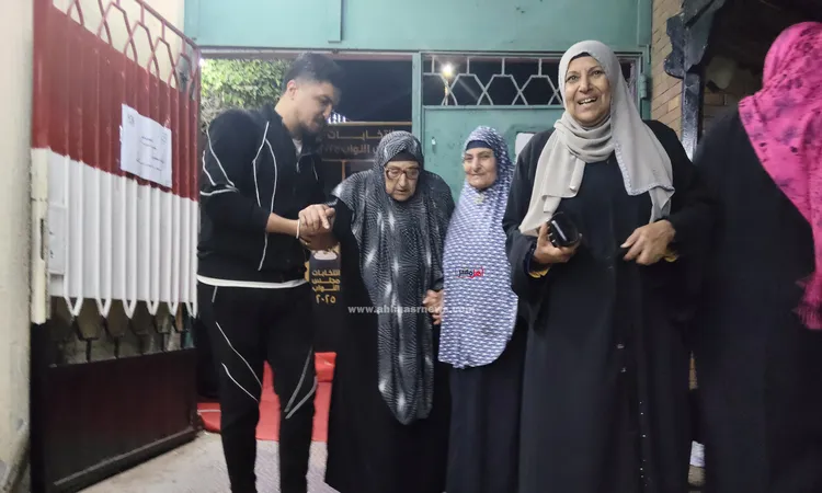 سيدة ثمانينية تدلي بصوتها في انتخابات النواب بالشرقية: واجب وطني