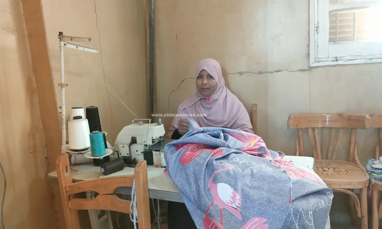 صنعت نجاحها بإبرة الخياطة.. سيدة قناوية تهزم الظروف بعد رحيل زوجها: نفسي مشروعي يكبر