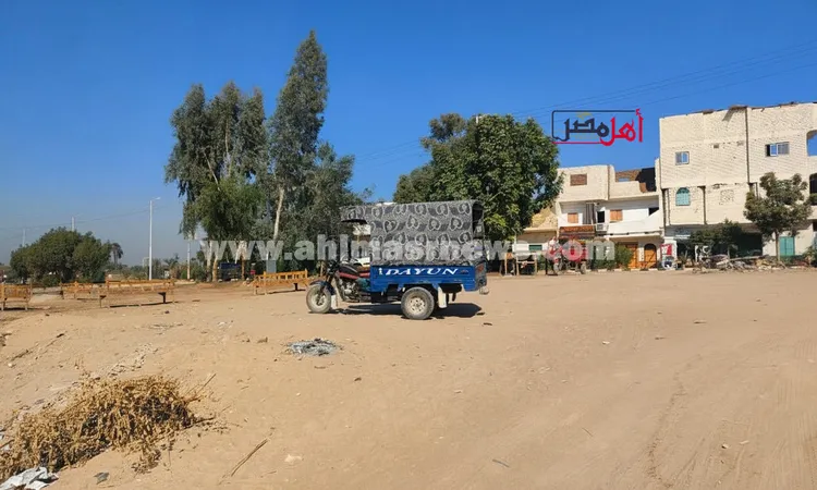 من نقل البضائع لنقل البشر.. التروسيكل يتحول لبديل مواصلات خطير في قرى قنا