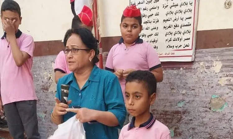 تقديراً لأمانته مدرسة الكاثوليك تكرم تلميذاً بقنا