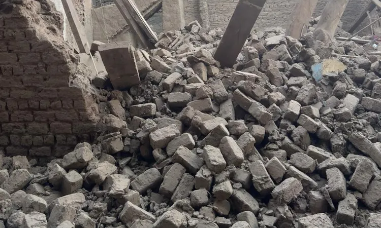 ننشر الصور الأولي لانهيار منزل بالطوب اللبن ووفاة شخصين بقنا