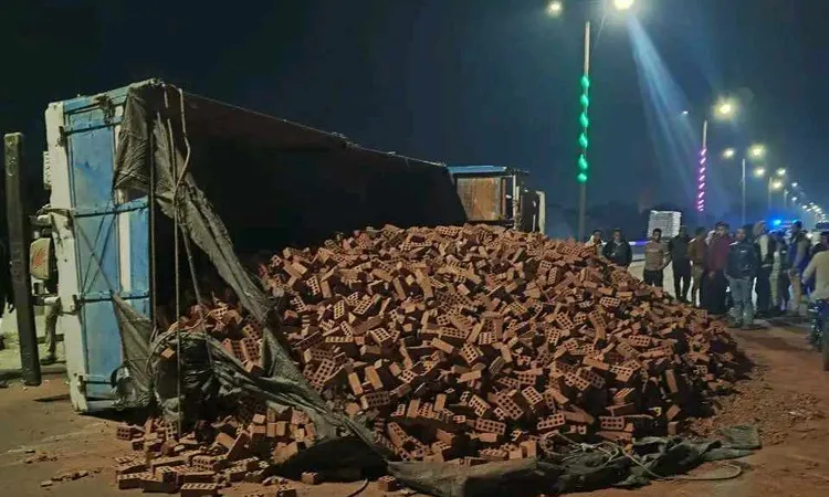 انقلاب سيارة محملة بالطوب على الطريق الصحراوي بقنا