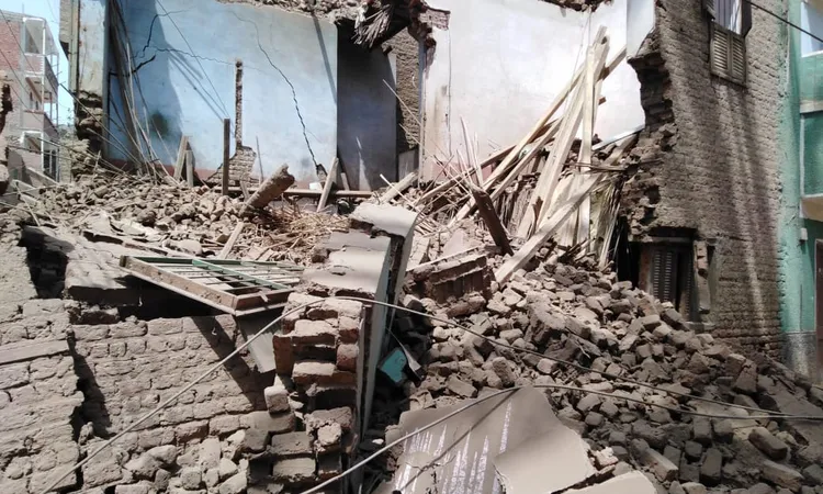 البحث عن ربة منزل وابنتها أسفل منزل منهار في قنا