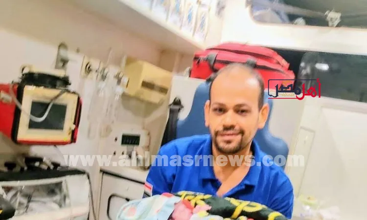 بطولة في قنا.. مسعفان يحوّلان سيارة الإسعاف إلى “غرفة ولادة” وينقذان أما ورضيعها فجرا