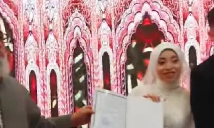 عروس تتسلم إجازتها للقرآن الكريم ليلة عرسها في بني سويف