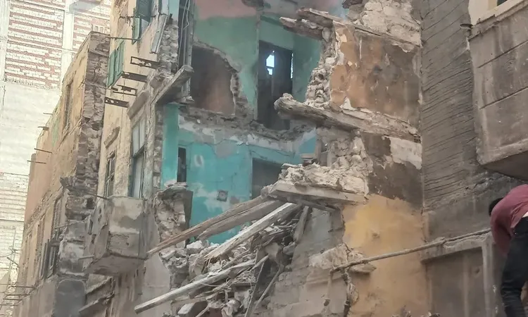 انهيار أجزاء من عقارين متجاورين بمنطقة اللبان في الإسكندرية.. الفرق بينهما ساعات