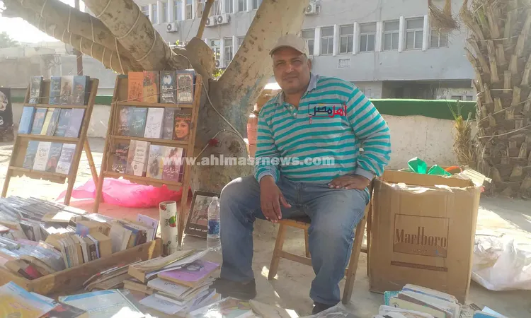 ثقفت نفسي من مهنتي.. “عم خالد” قضى 27 سنة في بيع العلم وخدمة الطلبة بكفر الشيخ: الكتب هي عشقي من صغري | صور