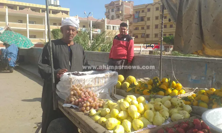 قضيت نص عمري في الشغلانة.. “عم محمد” أقدم فكهاني بكفر الشيخ عمره 70 سنة ولسه بيعافر: بصلى الفجر وأسعى لأكل عيشي | صور