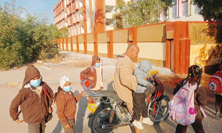 “الكمامة” تعود للمشهد أمام المدارس في قنا