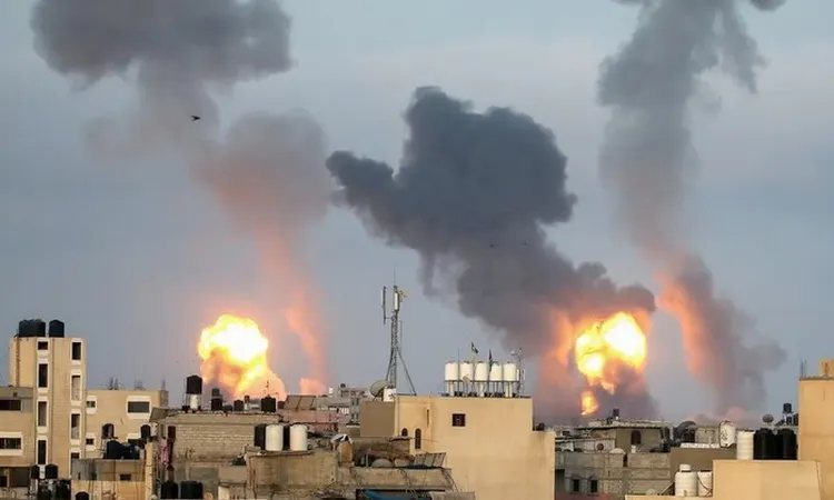 إسرائيل تشن غارات جوية موسعة على رفح الفلسطينية