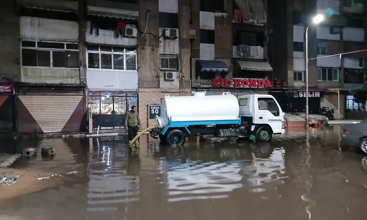 الاستعانة بـ 12 سيارة من الشركة القابضة بالإسماعيلية ومدن القناة لسرعة شفط مياه الأمطار ببورسعيد