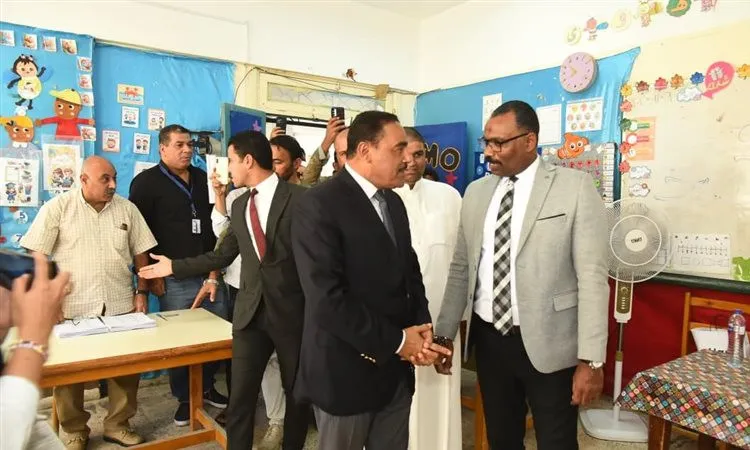 مشيدا بوعي المواطنين.. محافظ مطروح يتفقد اللجان الانتخابية وسط إقبال كبير من الناخبين