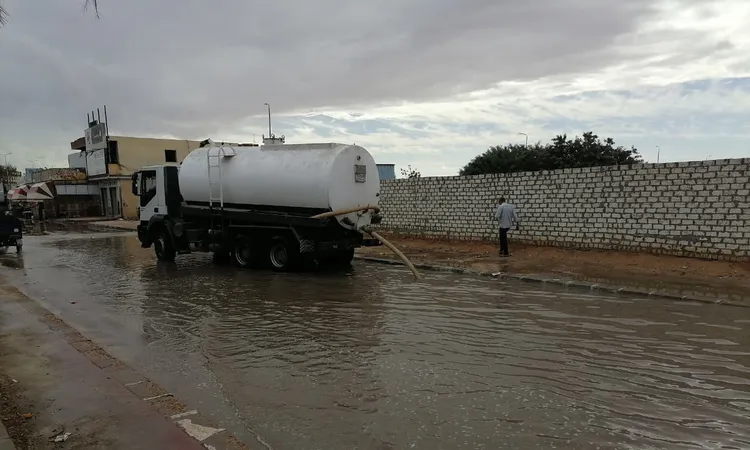 مطروح تدفع بفرق الطوارئ لرفع تجمعات مياه الأمطار بالطريق الدولي