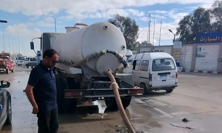 انتشار فرق الطوارئ بالأحياء السكنية لاستغاثات المواطنين لرفع مياه الأمطار في مطروح