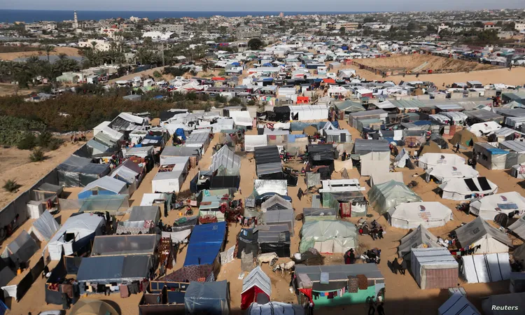 اللجنة المصرية تبدأ إنشاء أكبر مخيم في مدينة الزهراء لإيواء العائدين (فيديو)