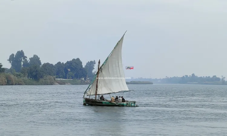 مركب شراعية وسيلة انتقالهم.. “معدية الحمودي” أرواح “على كف عفريت” بقنا