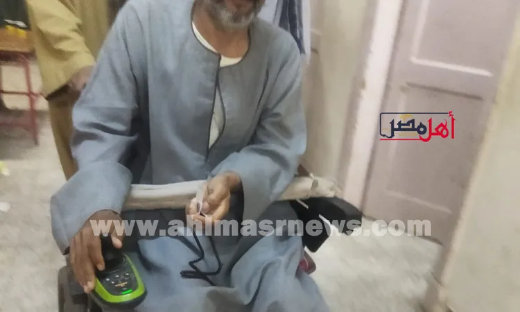 على كرسي كهربائي متحرك.. مسن يتحدى الإعاقة ويدلي بصوته في لجنة العسيرات شمال قنا