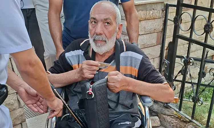 إيده على الكرسي وقلبه على مصر.. مسن يتحدى المرض ويشارك في انتخابات النواب بالدقي