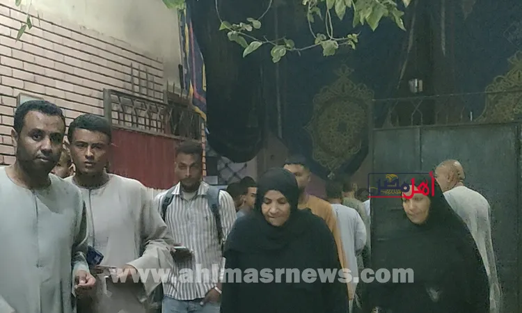 رغم تعرضها لحادث… مسنة تصمم على الإدلاء بصوتها على العكاز بقنا