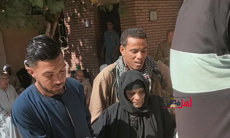 على كرسي.. سيدة بقنا تتحدى المرض للمشاركة في انتخابات النواب بقنا