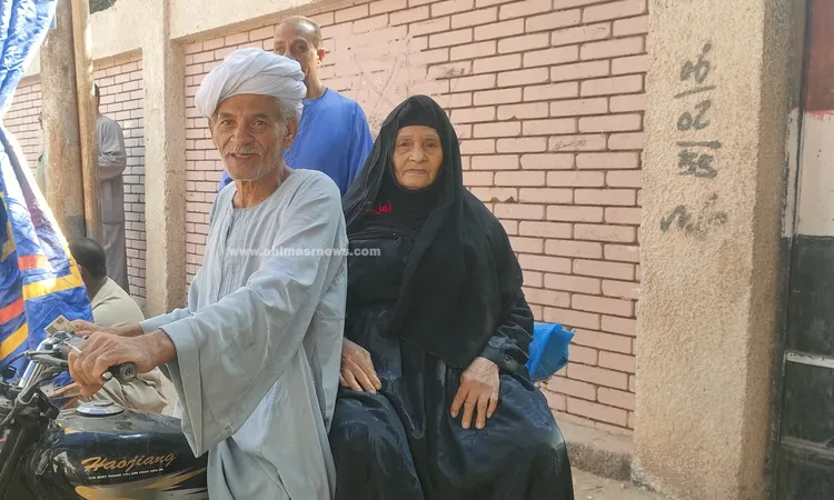 رغم كبر سنها.. سيدة في قنا تصل على دراجة نارية لتصوت في انتخابات النواب