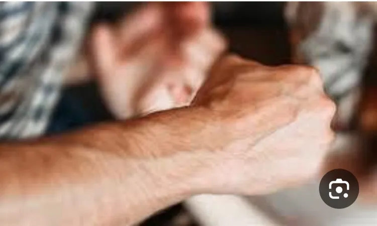 هددها بأولادها.. نجار يتهجم على طليقته ووالدتها المسنة بالفيوم بسبب خلافات أسرية