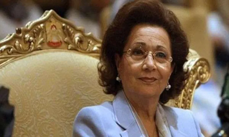 علاء مبارك ينشر «فيديو» لوالدته.. ويدعو لها بالصحة