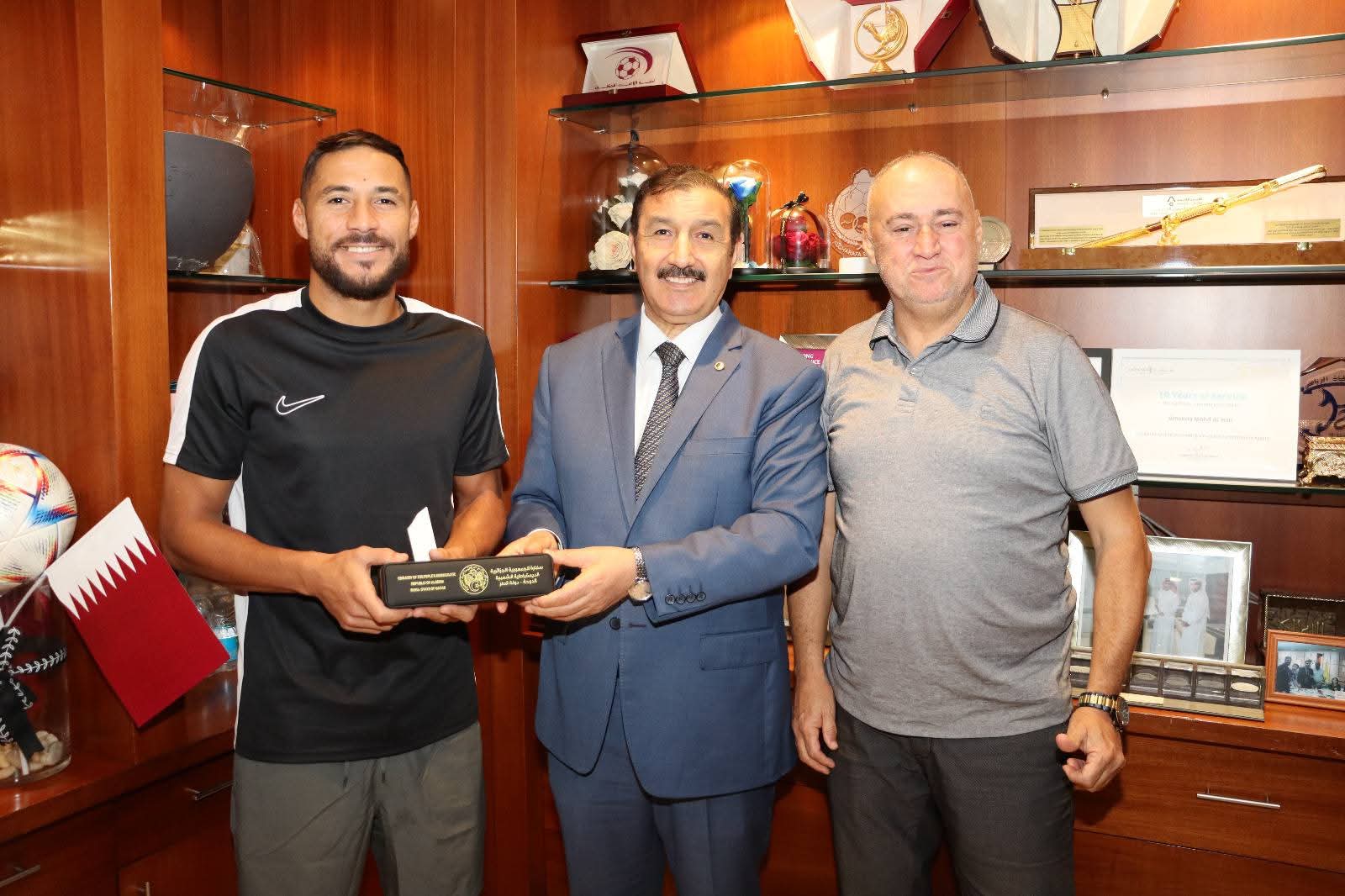 سفير الجزائر في قطر يزور اللاعبين بلايلي وغويري