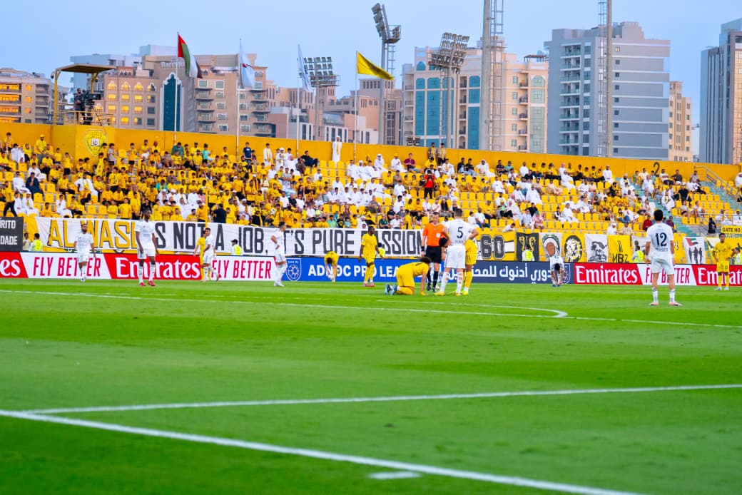 شاهد.. طرد ساذج لـ وليد أزارو بعد سخرية من حكم مباراة الوصل وعجمان