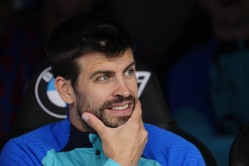 بيكيه يشيد بتطور الدوري السعودي ويمتدح الهلال