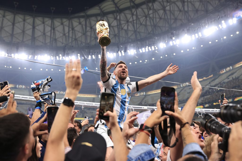 كيس قمامة بدلًا من كأس العالم.. تخريب جدارية ميسي في الأرجنتين