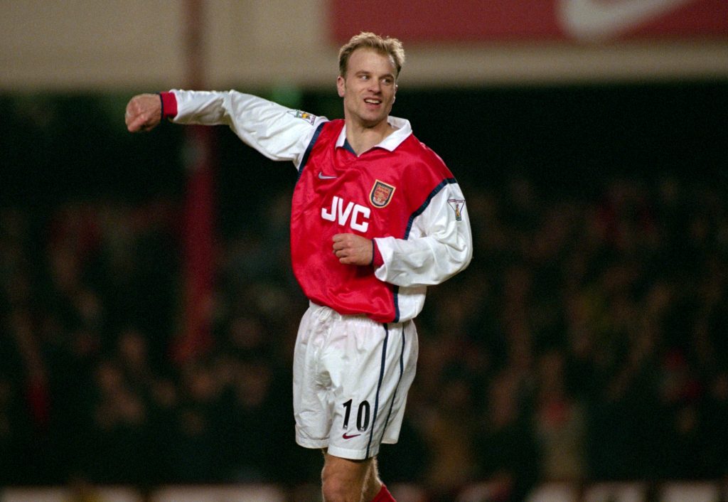 أسطورة بلا جناحين.. كيف تغلّب بيركامب على خوفه من الطيران وصنع مجد أرسنال؟