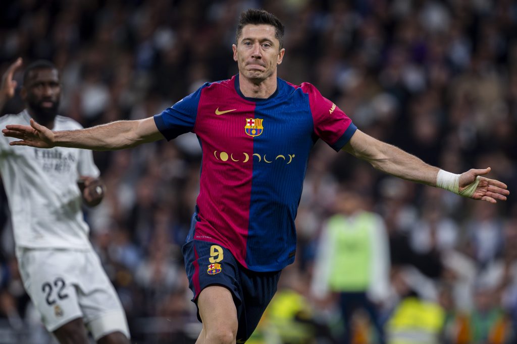 ليفاندوفسكي يتفوق على رونالدو بعد سن الـ30 في الدوريات الكبرى