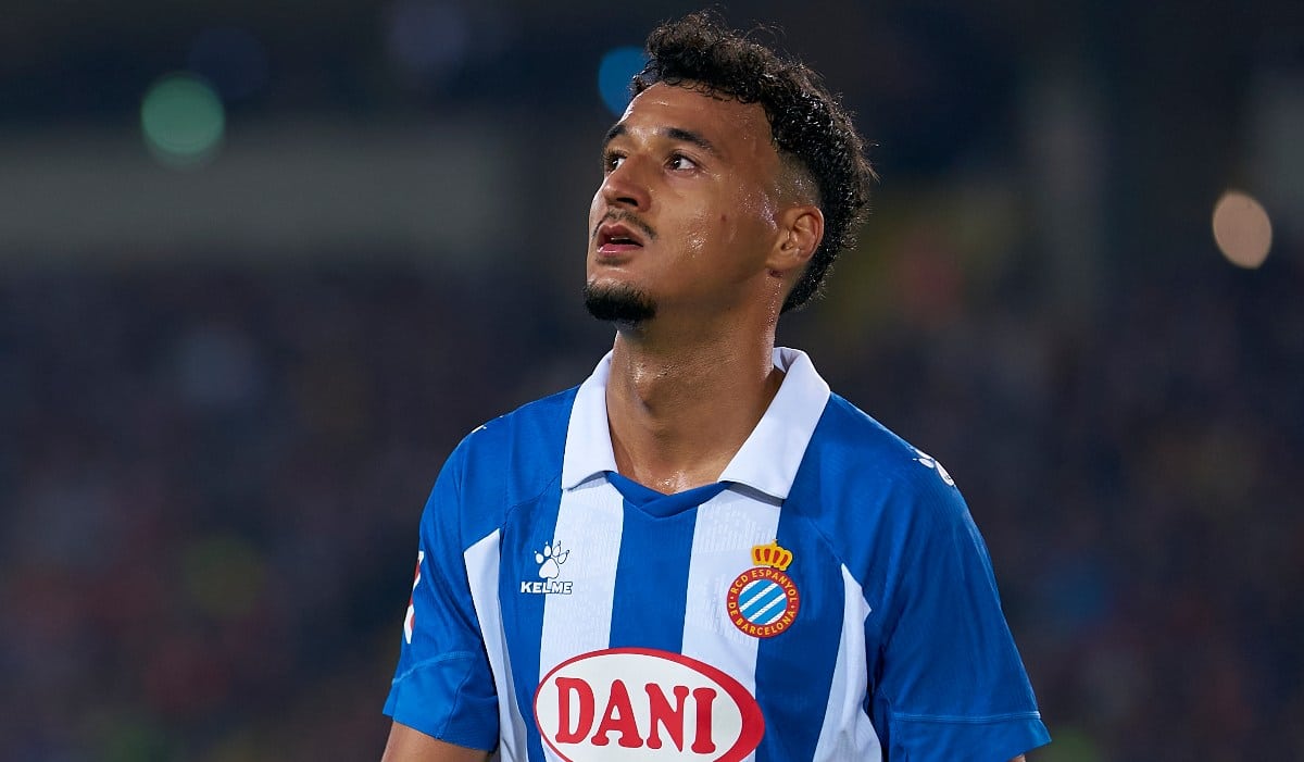 عمر الهلالي يحتفل بوصوله إلى 100 مباراة مع إسبانيول