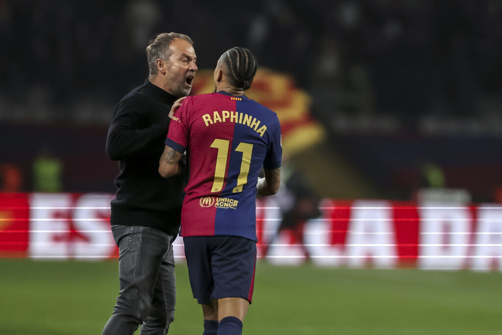 فليك يشعل هجوم برشلونة بمركز جديد لرافينيا