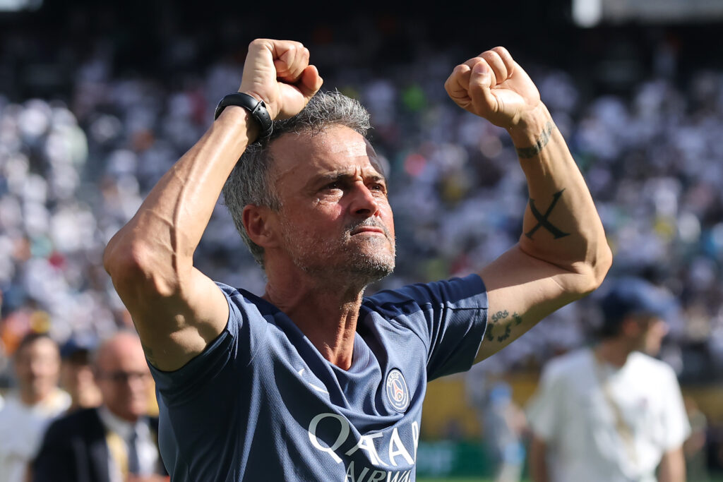 جدل لا ينتهي في باريس.. هل يعود لويس إنريكي إلى برشلونة؟