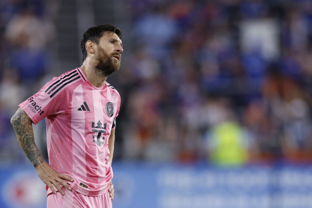 شاهد.. مشجعة تخسر وظيفتها بعد انتشار فيديو لها مع ميسي