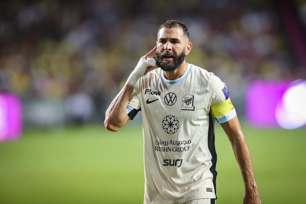 تقارير أجنبية تكشف .. هل وقع كريم بنزيما على عقده الجديد مع الاتحاد؟