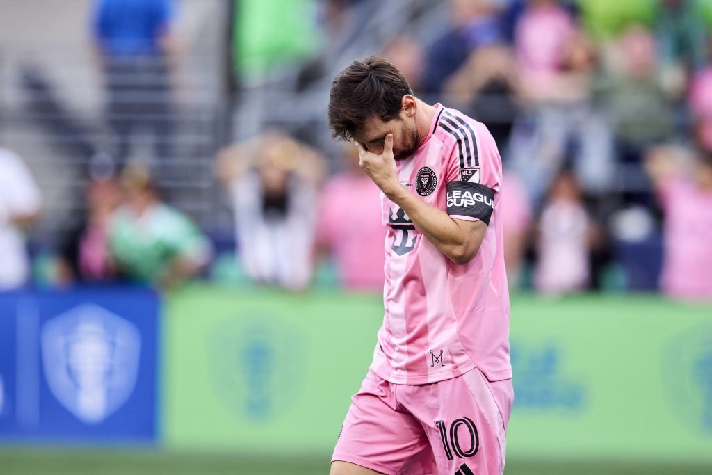 حسم أمر العودة.. ميسي كاد أن يبكي بسبب فيديو من مشجّعي برشلونة