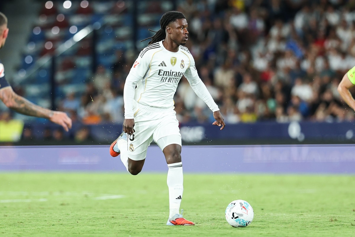 كامافينجا ماكينة وسط لا تهدأ جمع 11 لقبًا قبل بلوغ القمة