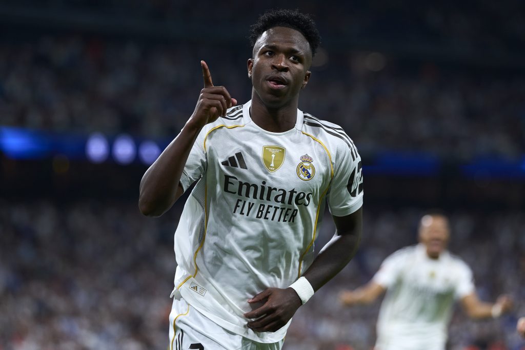 أزمة جديدة في علاقة فينيسيوس وصديقته بسبب فيديو مع المدرب الشخصي