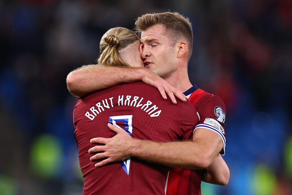 ما تراه ليس كما يبدو.. كيف ظهر هالاند العملاق ضئيلًا بجانب سورلوث؟