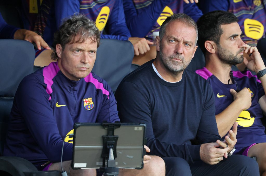 هانز فليك يوجه رسالة حاسمة إلى لاعبي برشلونة