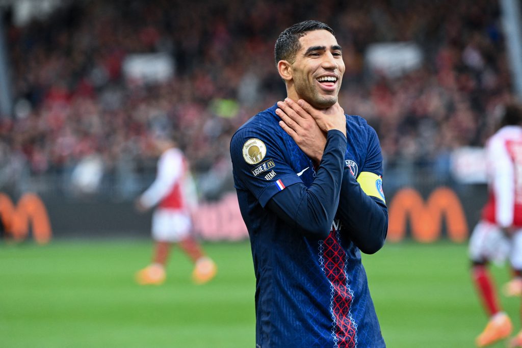 إنريكي يتحرك لحل أزمة حكيمي في باريس سان جيرمان